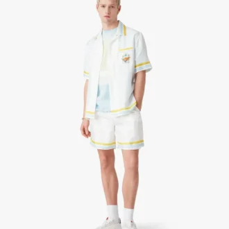 Wit zijden overhemd met korte mouwen en tennislandschap in de stijl van een short